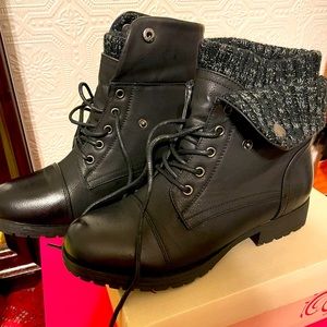 Size 7, Black boots, NEW